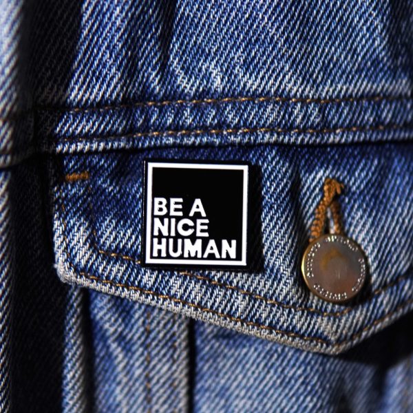 be a nice human pin καρφίτσα