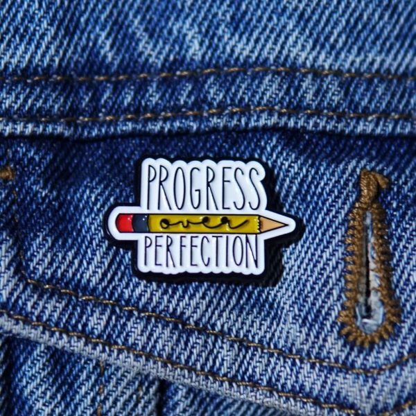καρφίτσα Εξέλιξη progress over perfection pin